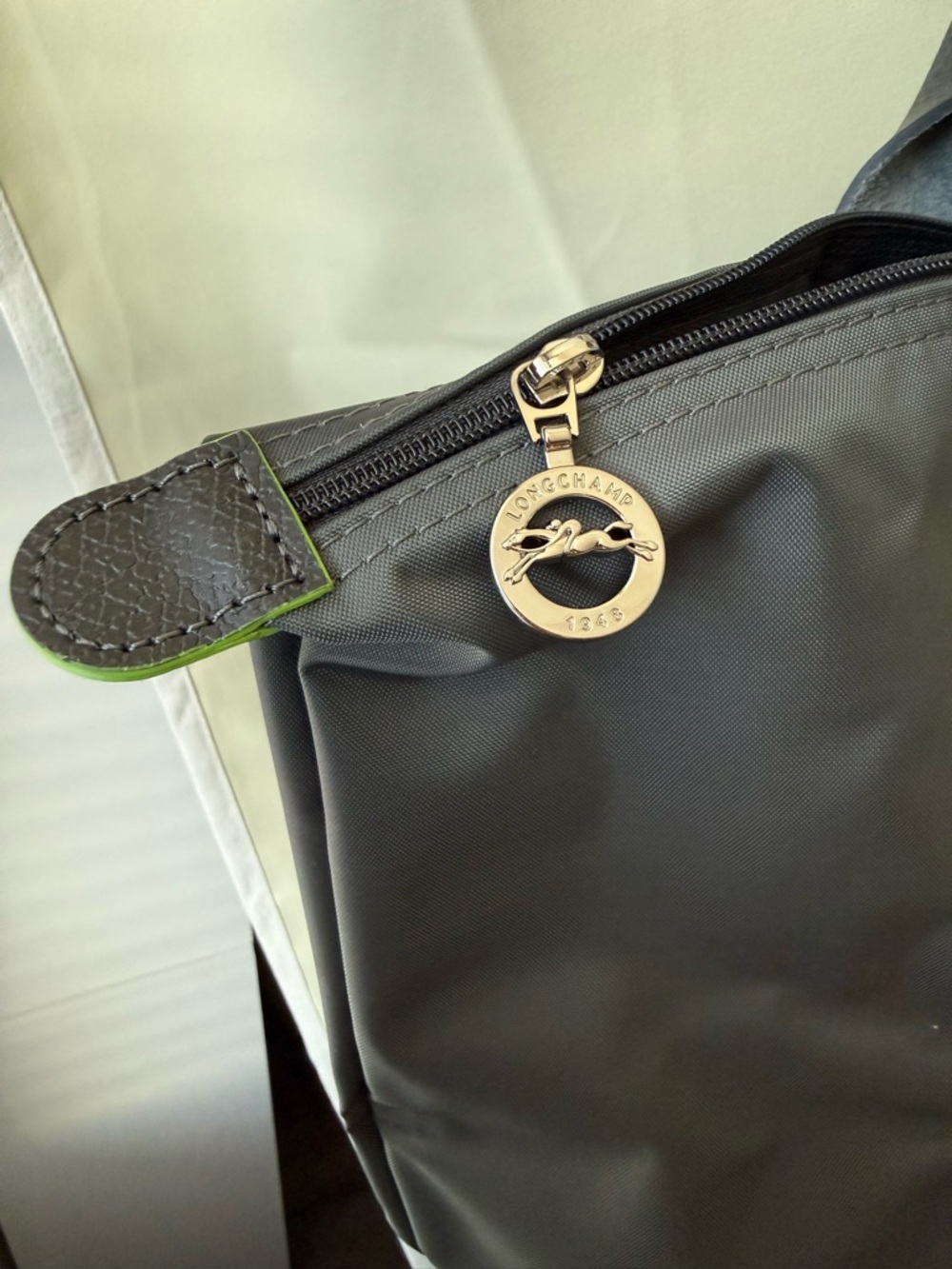 EUC Longchamp le pliage “green” large shoulder tote in graphite - Picture 6 of 9